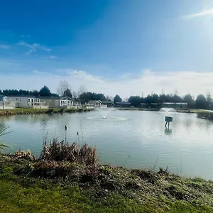https://lakeside-escape-with-hot-tub.yorkshirehotels.net